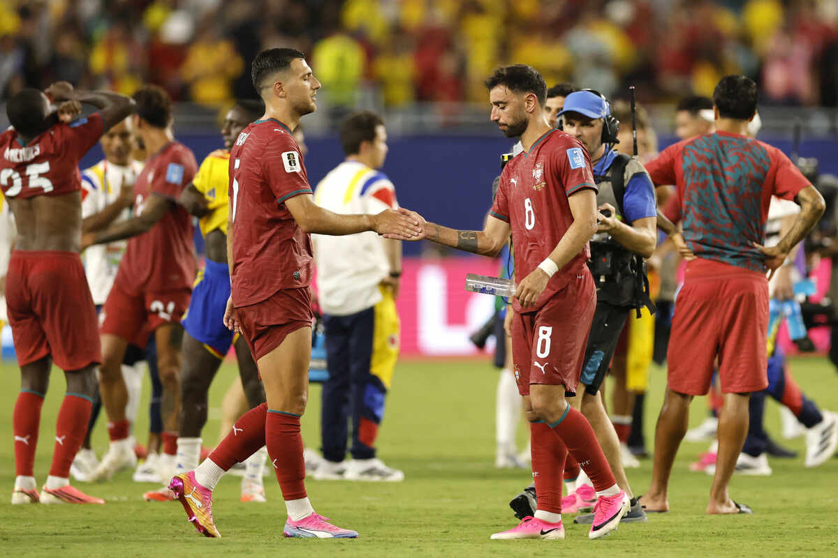 Diogo Dalot e Bruno Fernandes de Portugal reagem em campo após empate sem gols.
