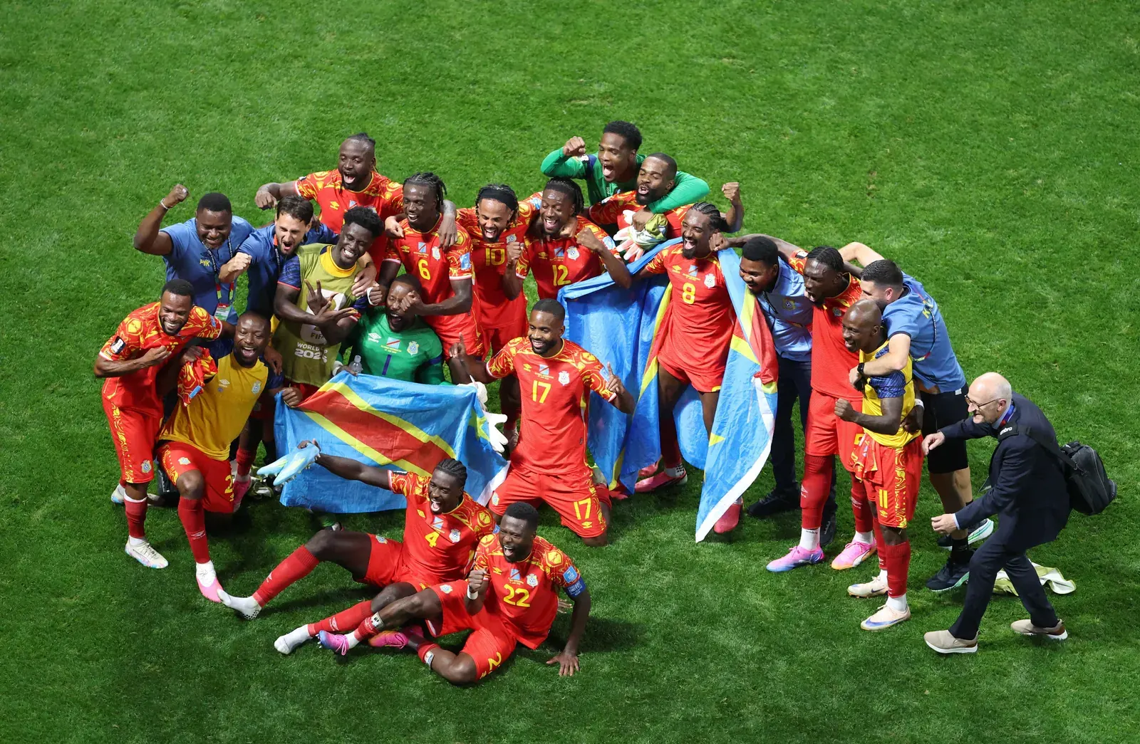 Jogadores de seleções africanas celebram a inédita classificação para a segunda fase da Copa do Mundo de 2026.
