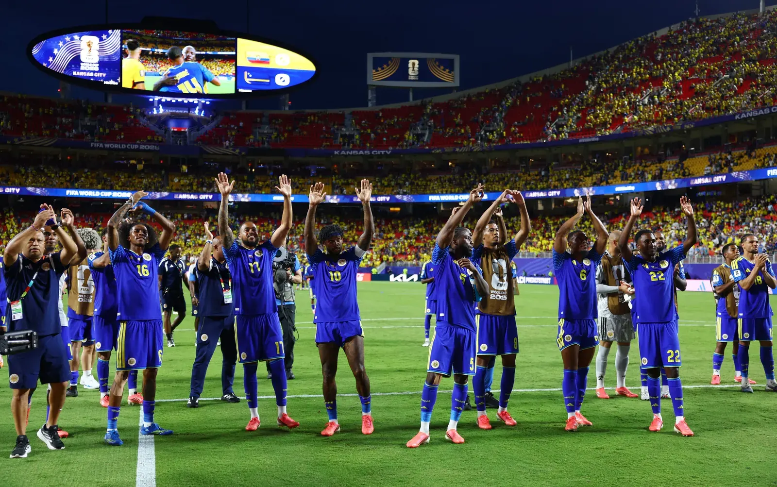Jogadores da seleção de Curaçao comemoram após conquistarem seu primeiro ponto em uma Copa do Mundo.