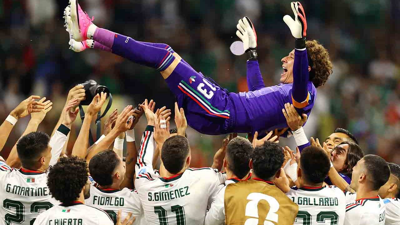 Guillermo Ochoa entra em campo em sua sexta Copa do Mundo e é celebrado por companheiros