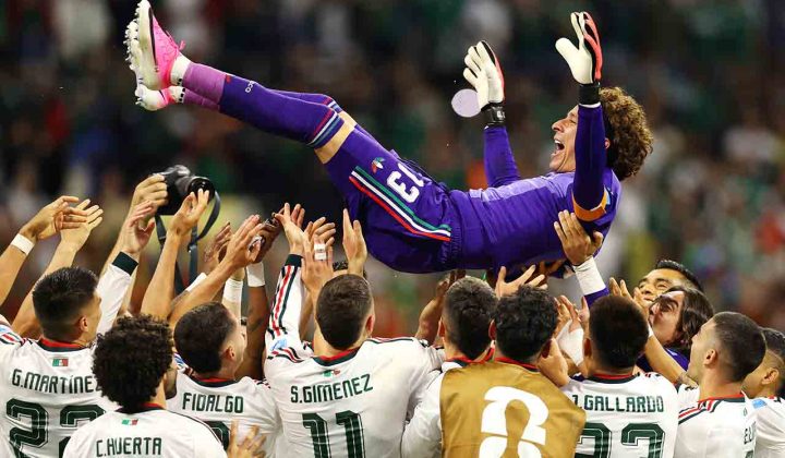 Guillermo Ochoa entra em campo em sua sexta Copa do Mundo e é celebrado por companheiros
