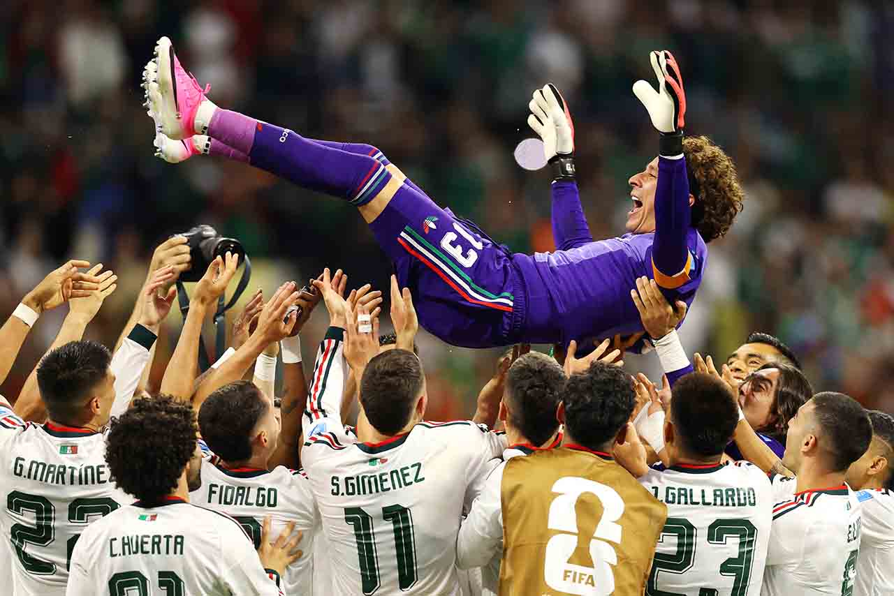 Goleiro mexicano Guillermo Ochoa sendo jogado para o alto por seus companheiros de equipe após a vitória do México na Copa do Mundo.