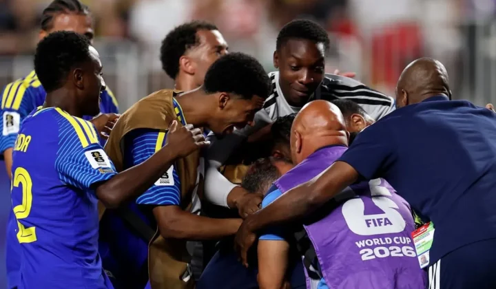 Curaçao entrou para a história das Copas do Mundo ao conquistar seu primeiro ponto no torneio, após um empate sem gols contra o Equador. Est