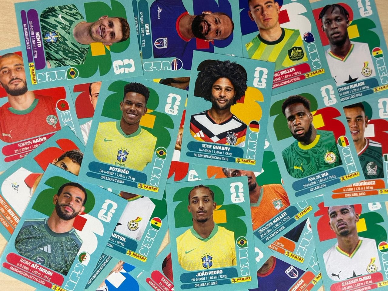 Capa de um álbum de figurinhas da Copa do Mundo de 2026 com diversos jogadores estampados.