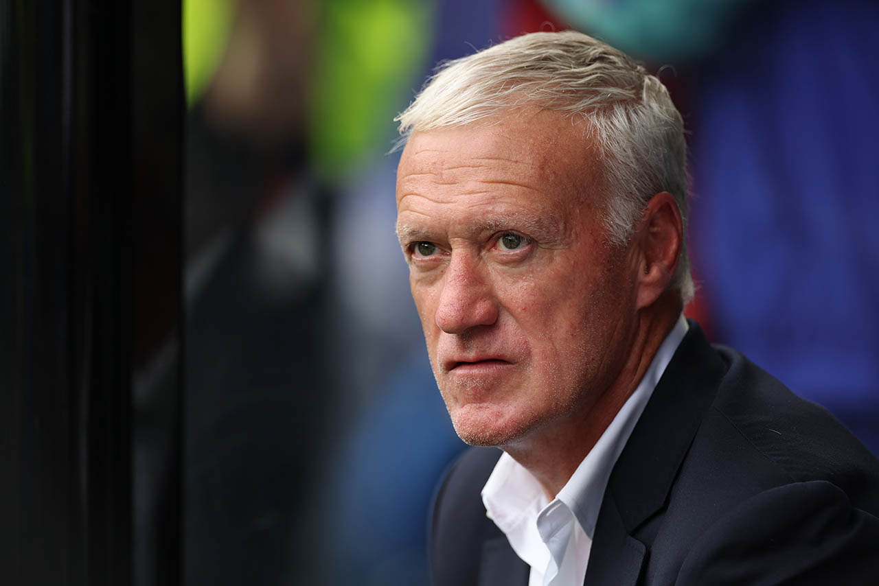 Didier Deschamps, técnico da França, observa o campo durante uma partida.