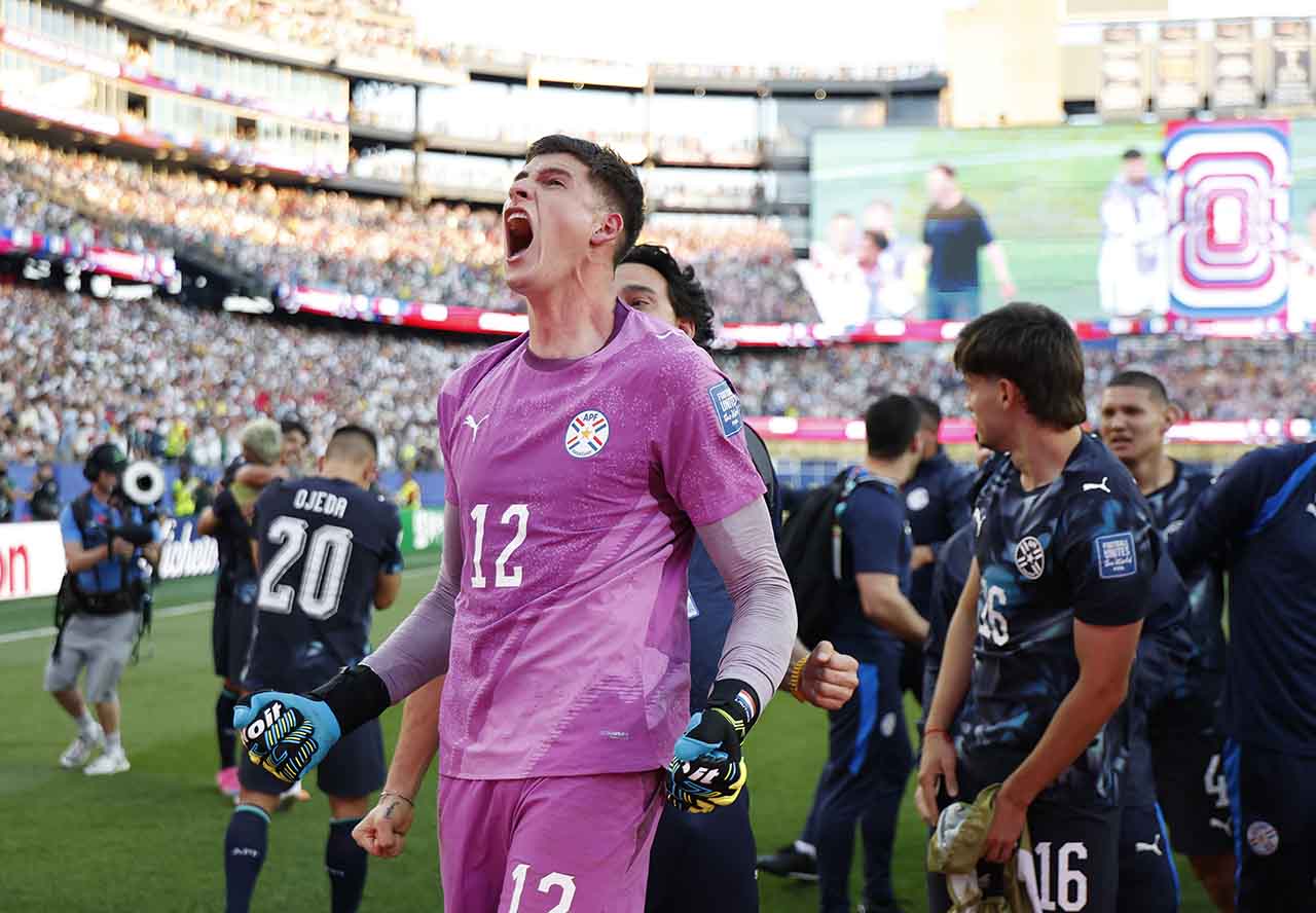 Goleiro do Paraguai, Orlando Gill, comemora com a equipe após a vitória nos pênaltis contra a Alemanha na Copa do Mundo de 2026.