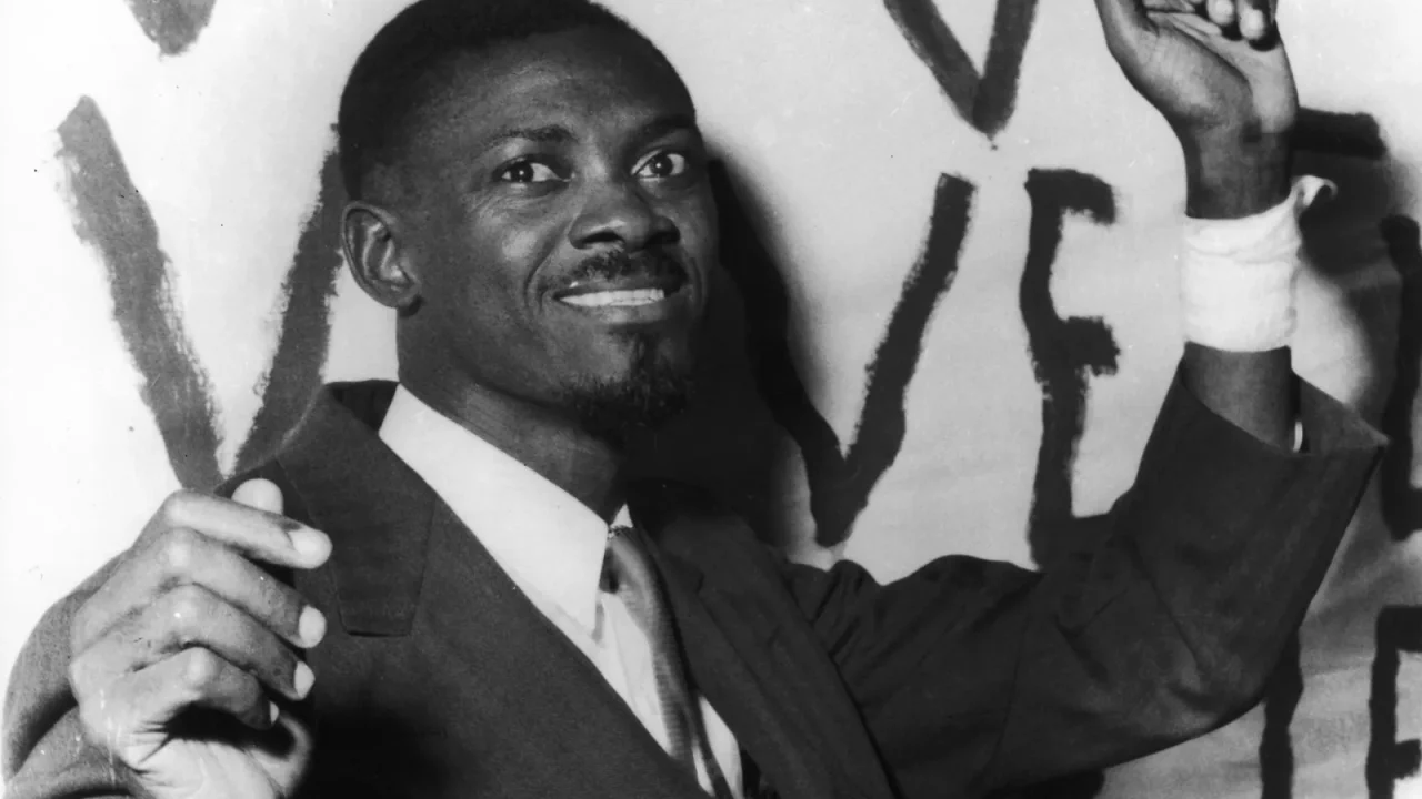 Torcedor estátua da RD Congo homenageia Patrice Lumumba na Copa do Mundo