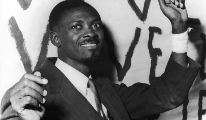 Torcedor estátua da RD Congo homenageia Patrice Lumumba na Copa do Mundo
