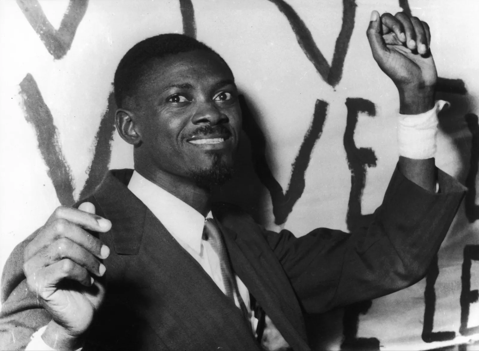Torcedor da República Democrática do Congo posa como estátua em homenagem a Patrice Lumumba durante jogo da Copa do Mundo.