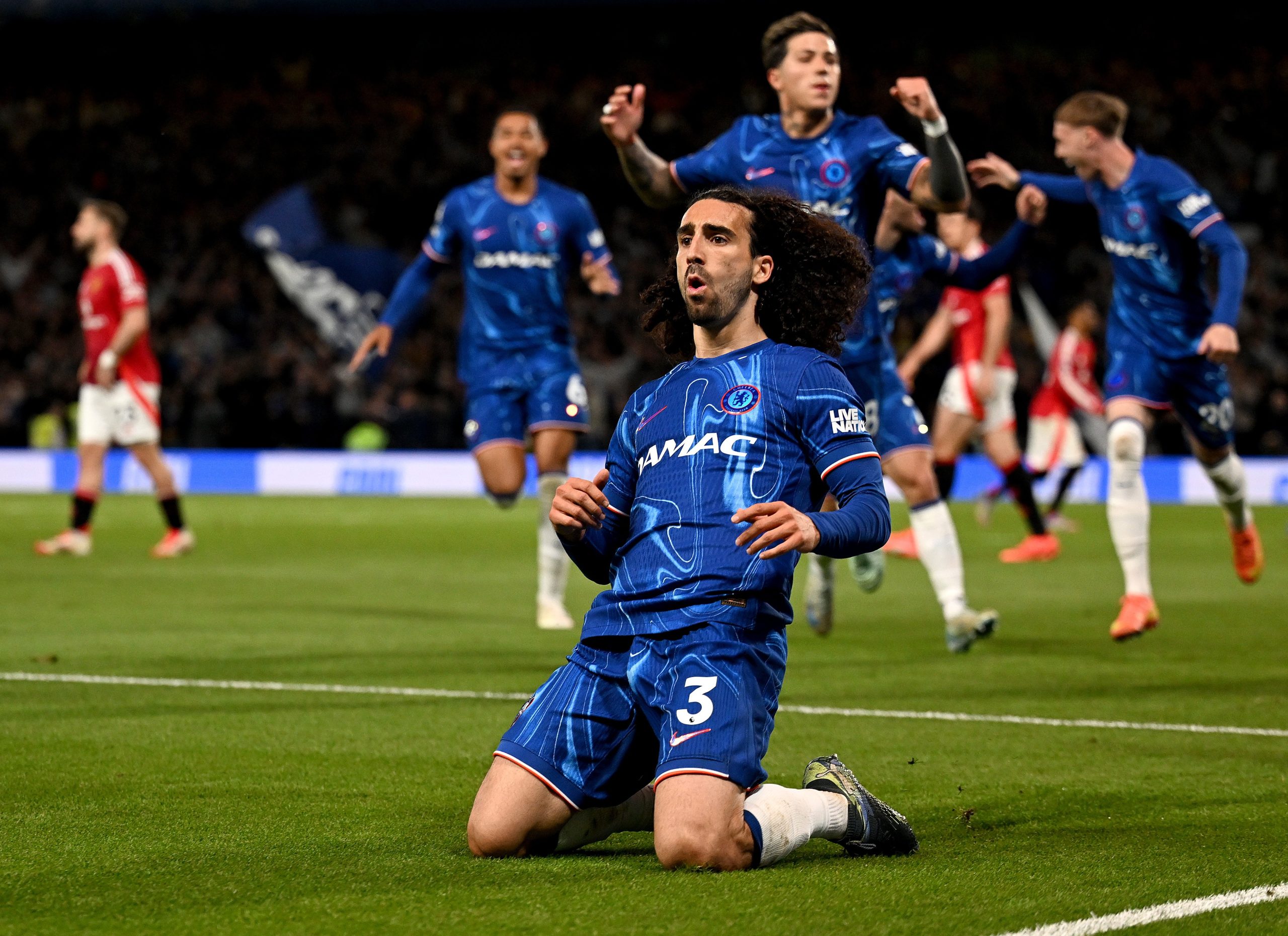 Jogador Marc Cucurella, do Chelsea, em campo durante uma partida.