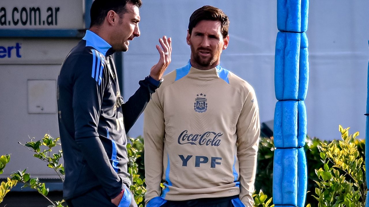 Scaloni nega influência de Messi nas decisões táticas da Argentina