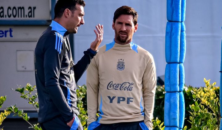 Scaloni nega influência de Messi nas decisões táticas da Argentina