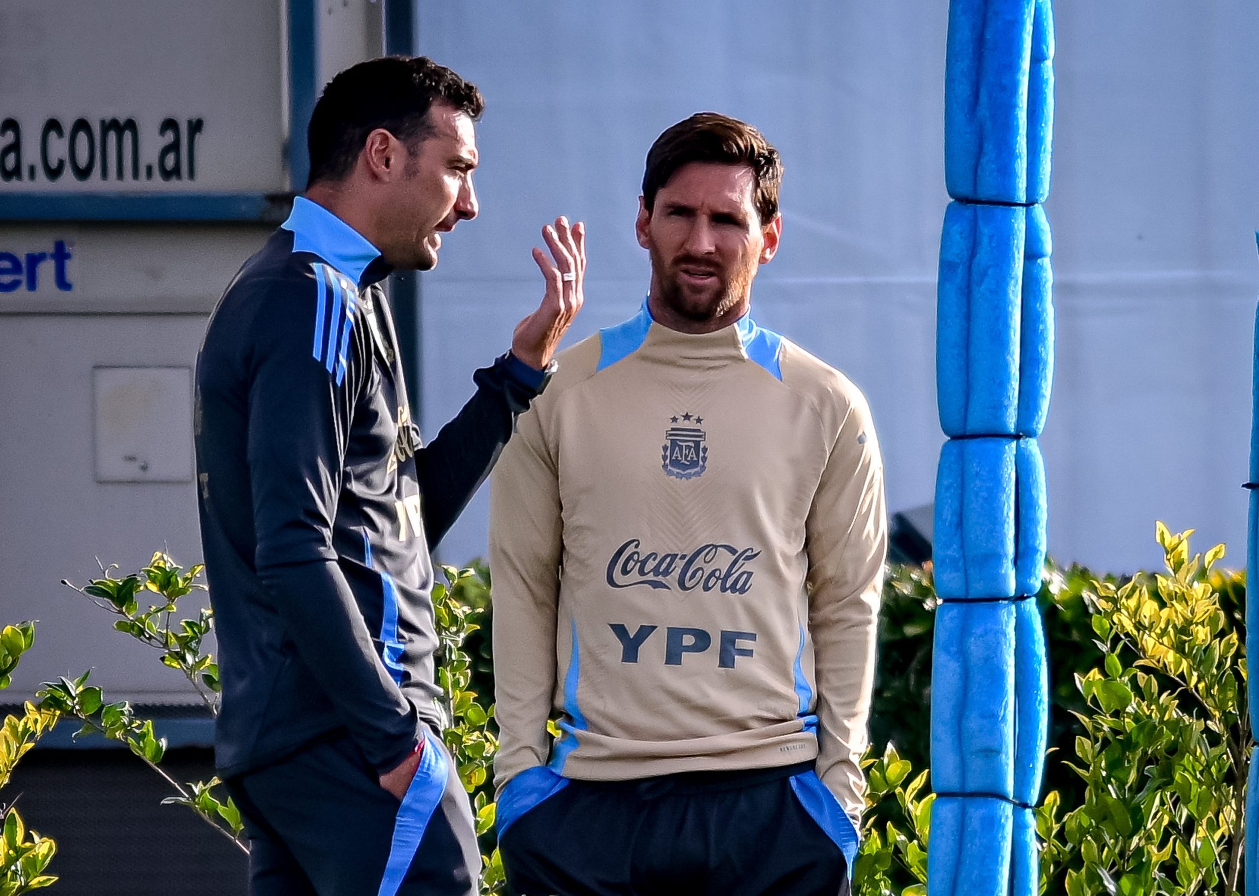 Lionel Scaloni e Lionel Messi em treinamento da seleção argentina