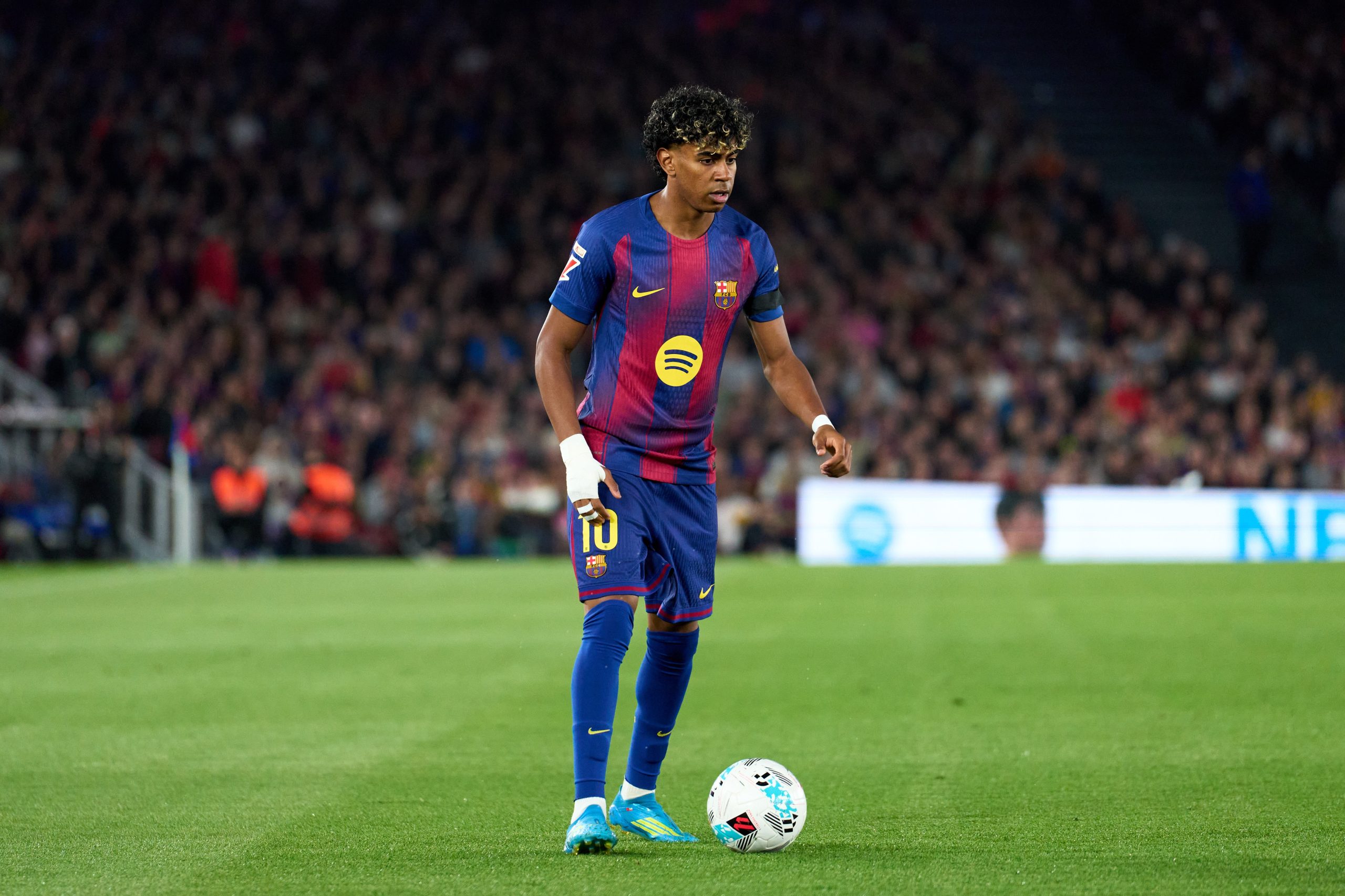 Lamine Yamal em ação em uma partida de futebol
