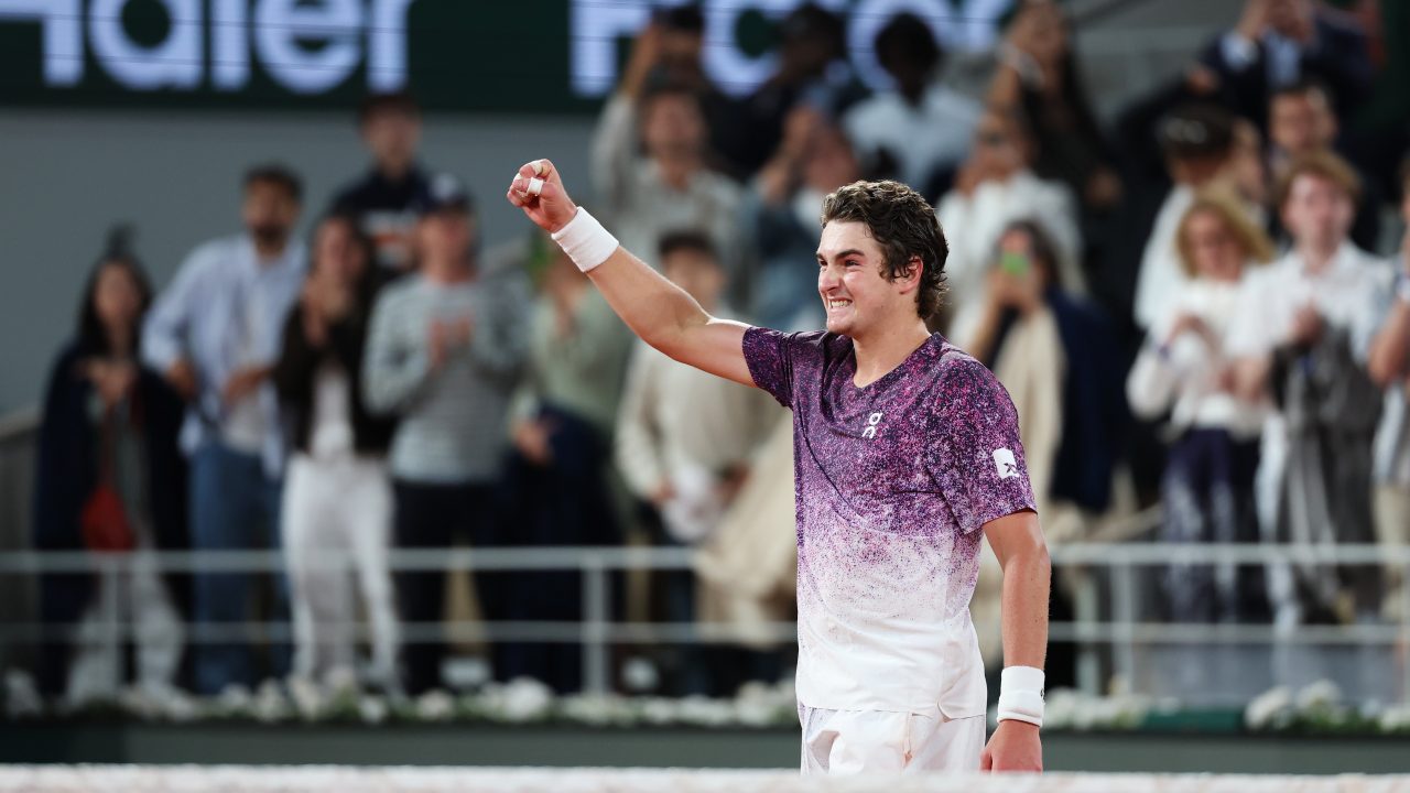 João Fonseca brilha em Roland Garros e conquista vaga nas quartas de final