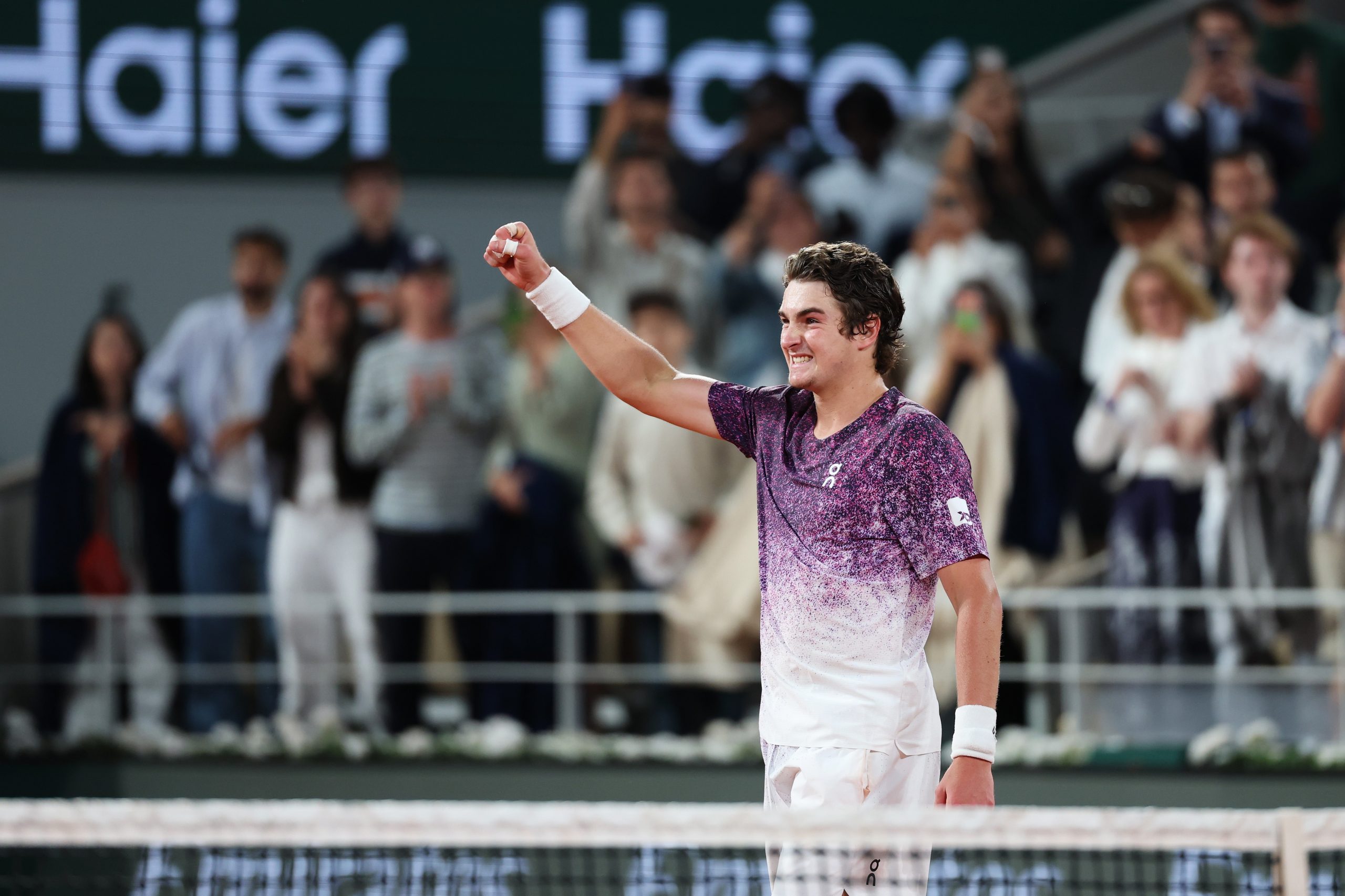 João Fonseca comemora vitória em quadra de tênis em Roland Garros
