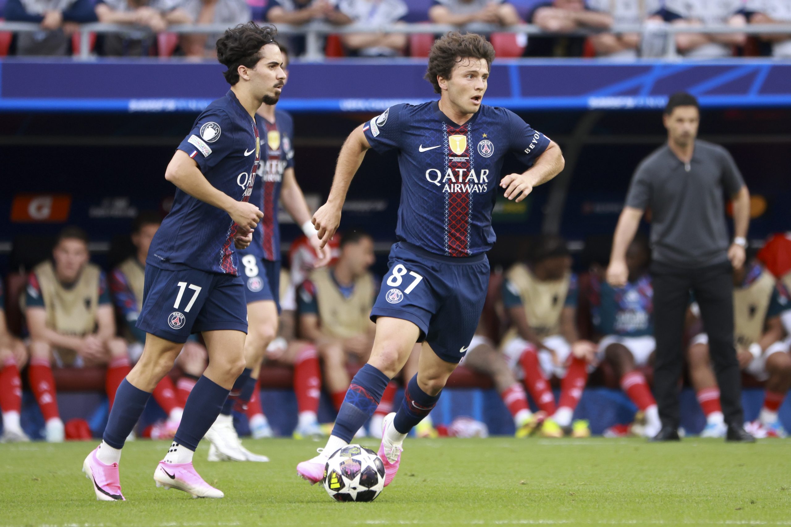 Jogadores Vitinha e João Neves em campo com o uniforme do Paris Saint-Germain