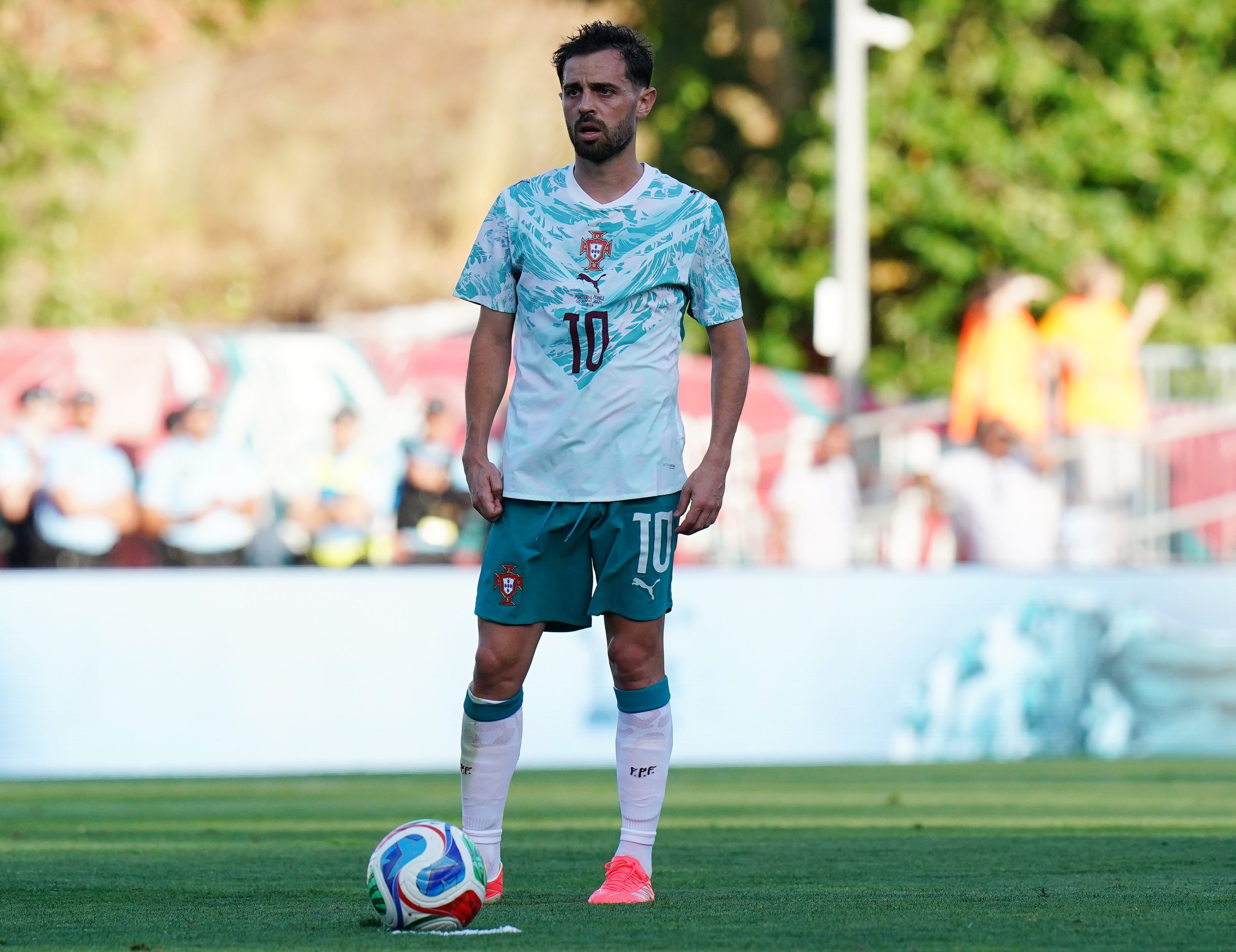 Bernardo Silva em campo durante amistoso