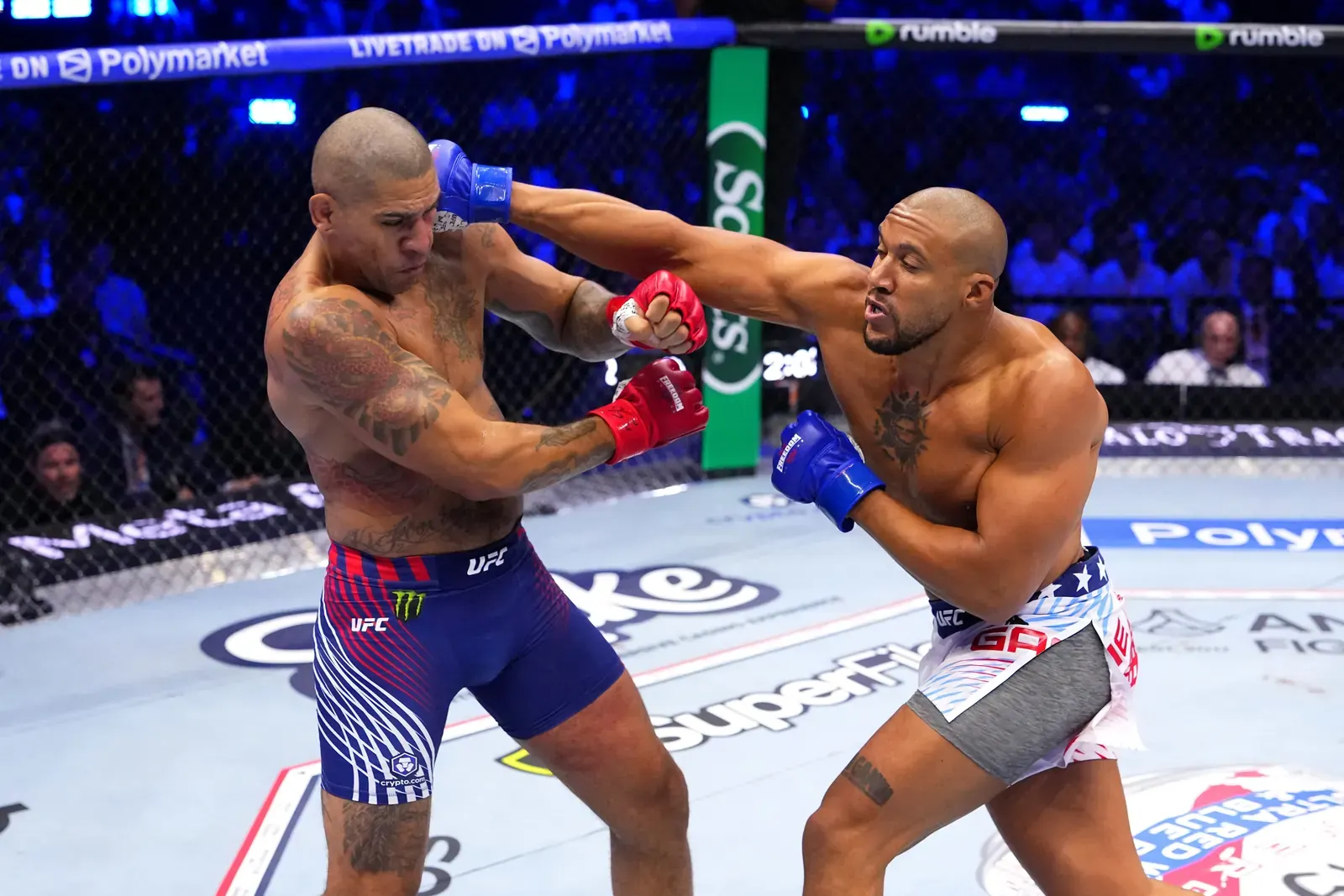 Ciryl Gane comemorando a vitória sobre Alex Poatan no UFC Casa Branca