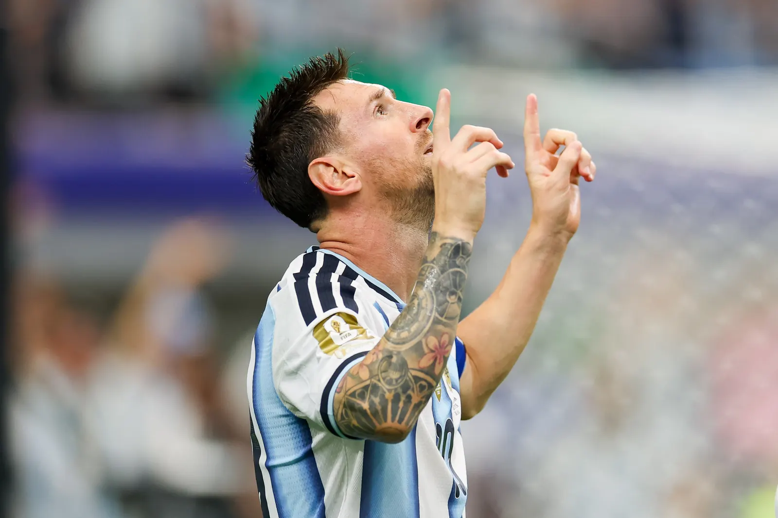 Jogadores de futebol em ação em um campo de futebol, com foco em Messi, Mbappé e Haaland