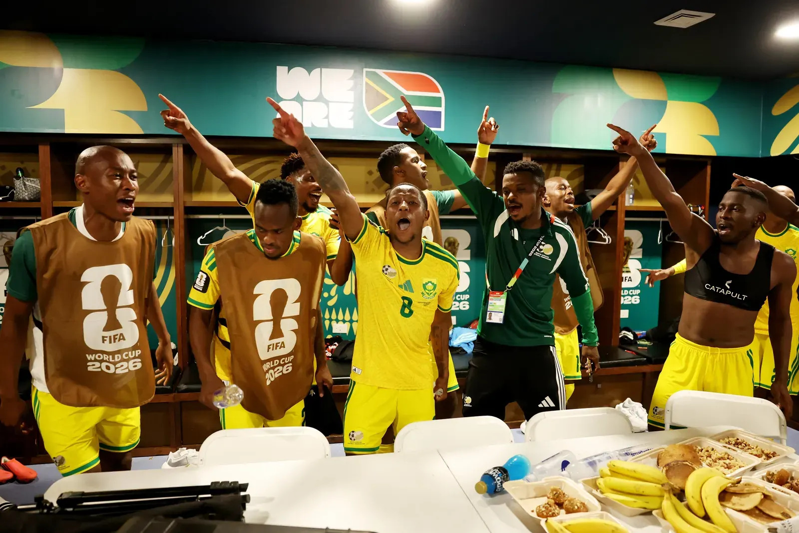 Jogadores da seleção da África do Sul comemoram a classificação para a segunda fase da Copa do Mundo.