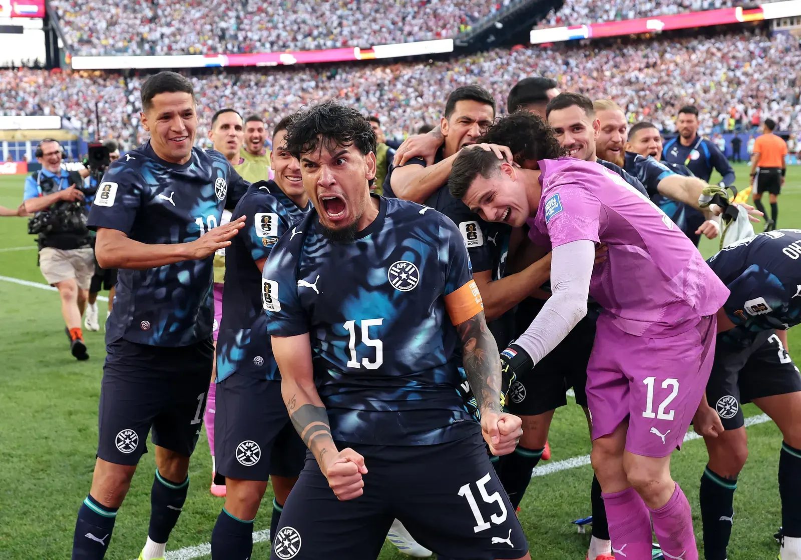Jogadores da seleção paraguaia comemoram um gol durante a partida contra a Alemanha na Copa do Mundo de 2026.