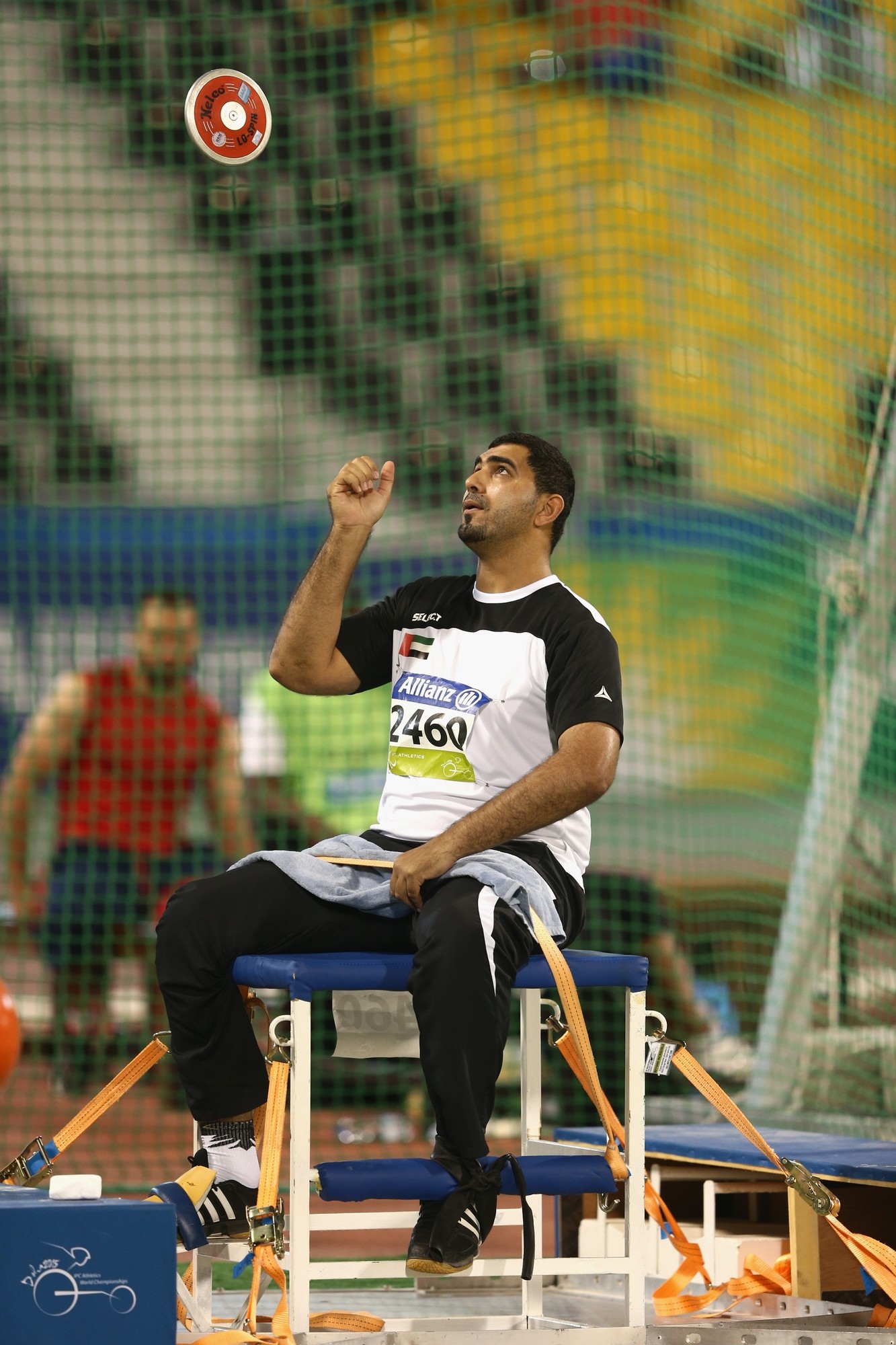 Atleta paralímpico em treinamento em pista de atletismo