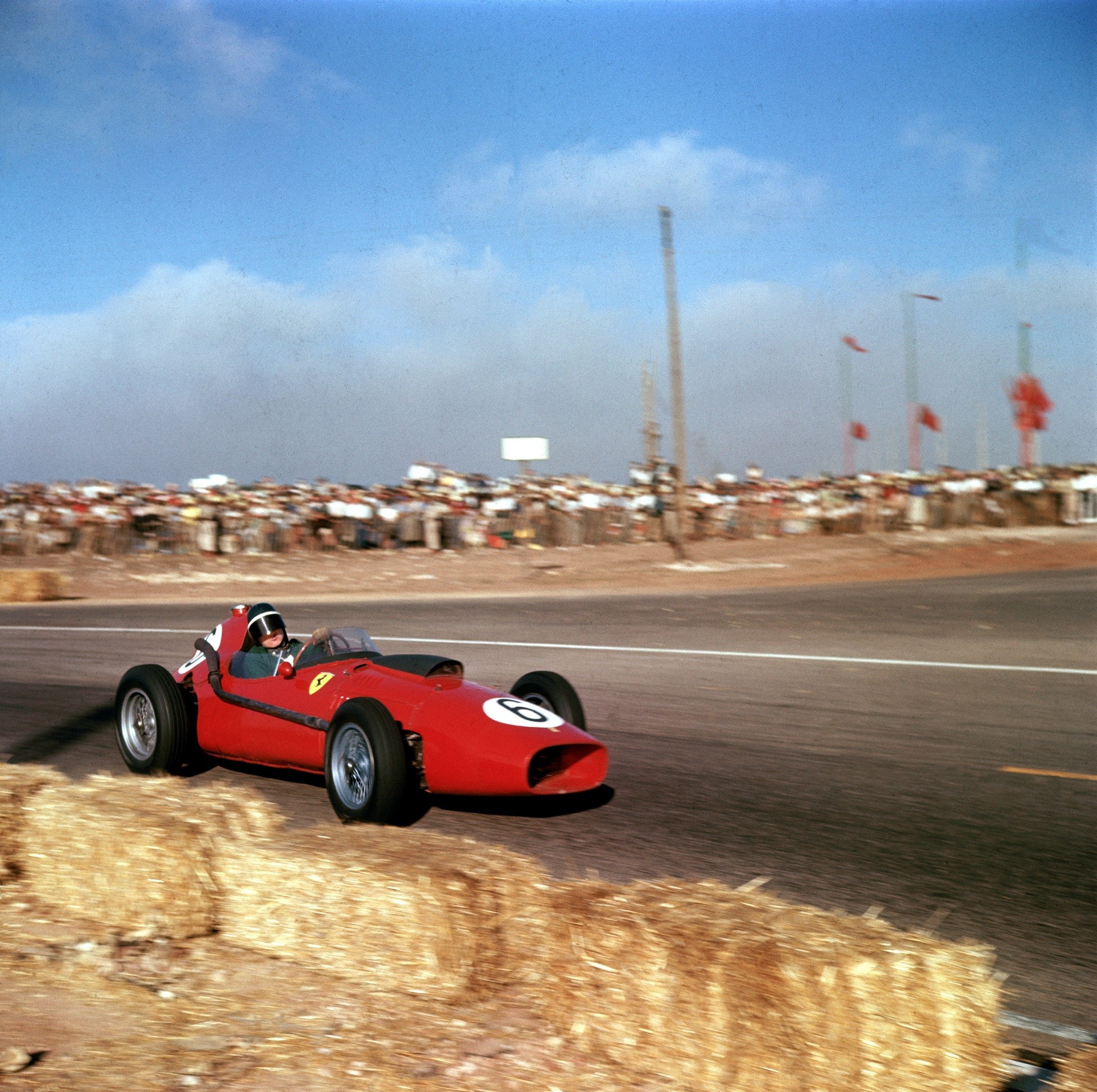 Carros de Fórmula 1 correndo no circuito de rua de Ain-Diab, Marrocos, em 1958.