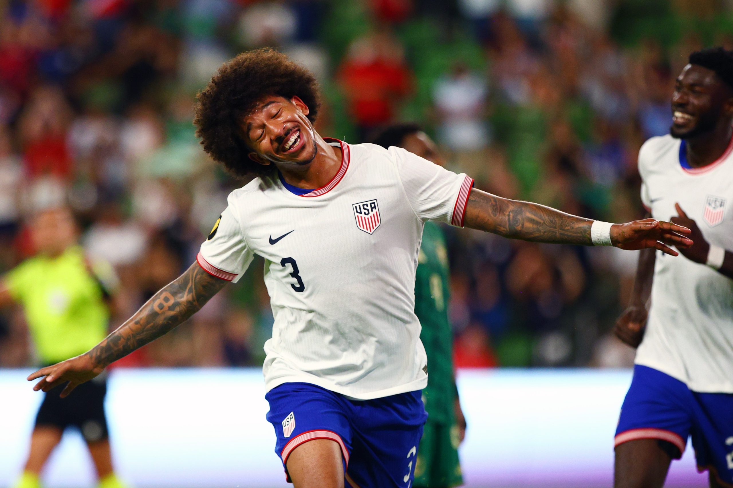 Zagueiro Chris Richards com a camisa da seleção dos Estados Unidos.