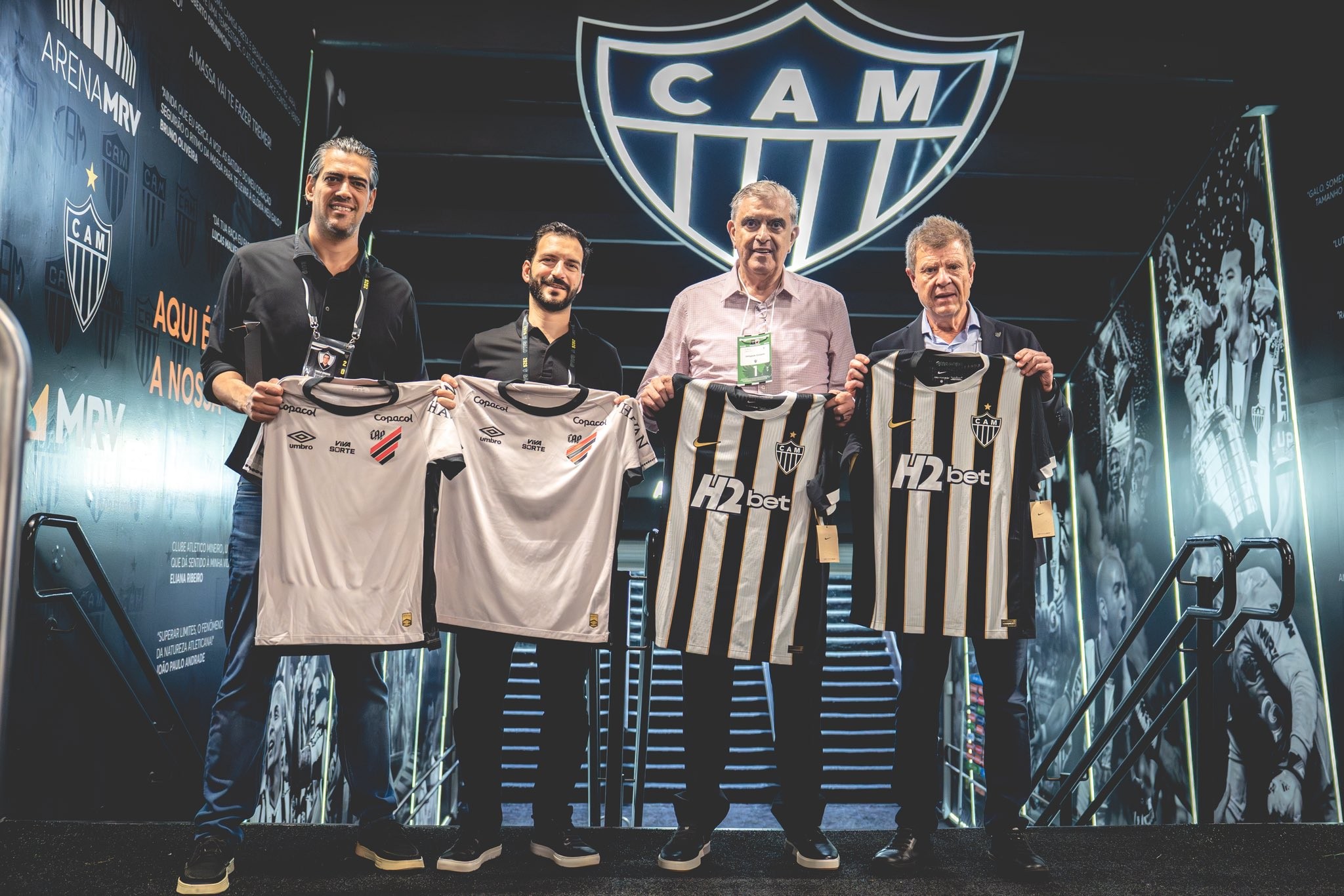 Zagueiro do Atlético-MG em ação em uma partida de futebol.