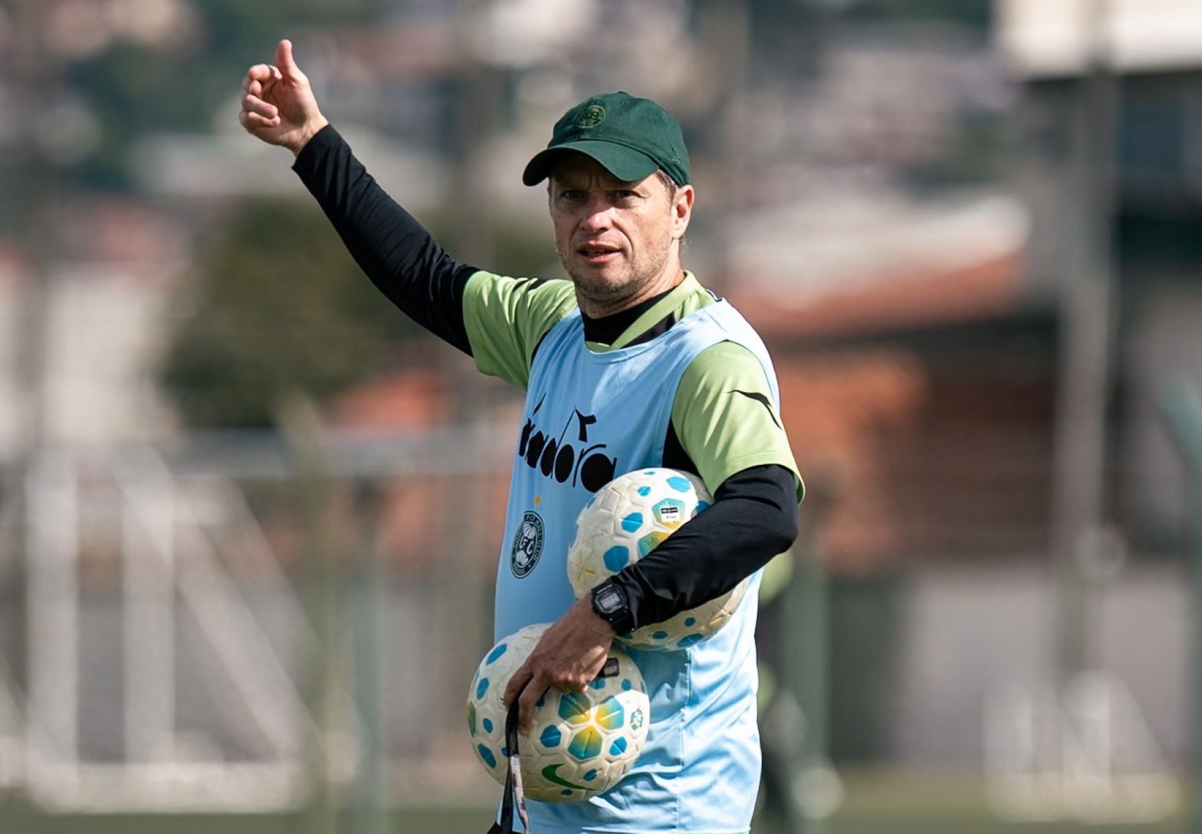 Jogadores do Coritiba em treinamento no campo