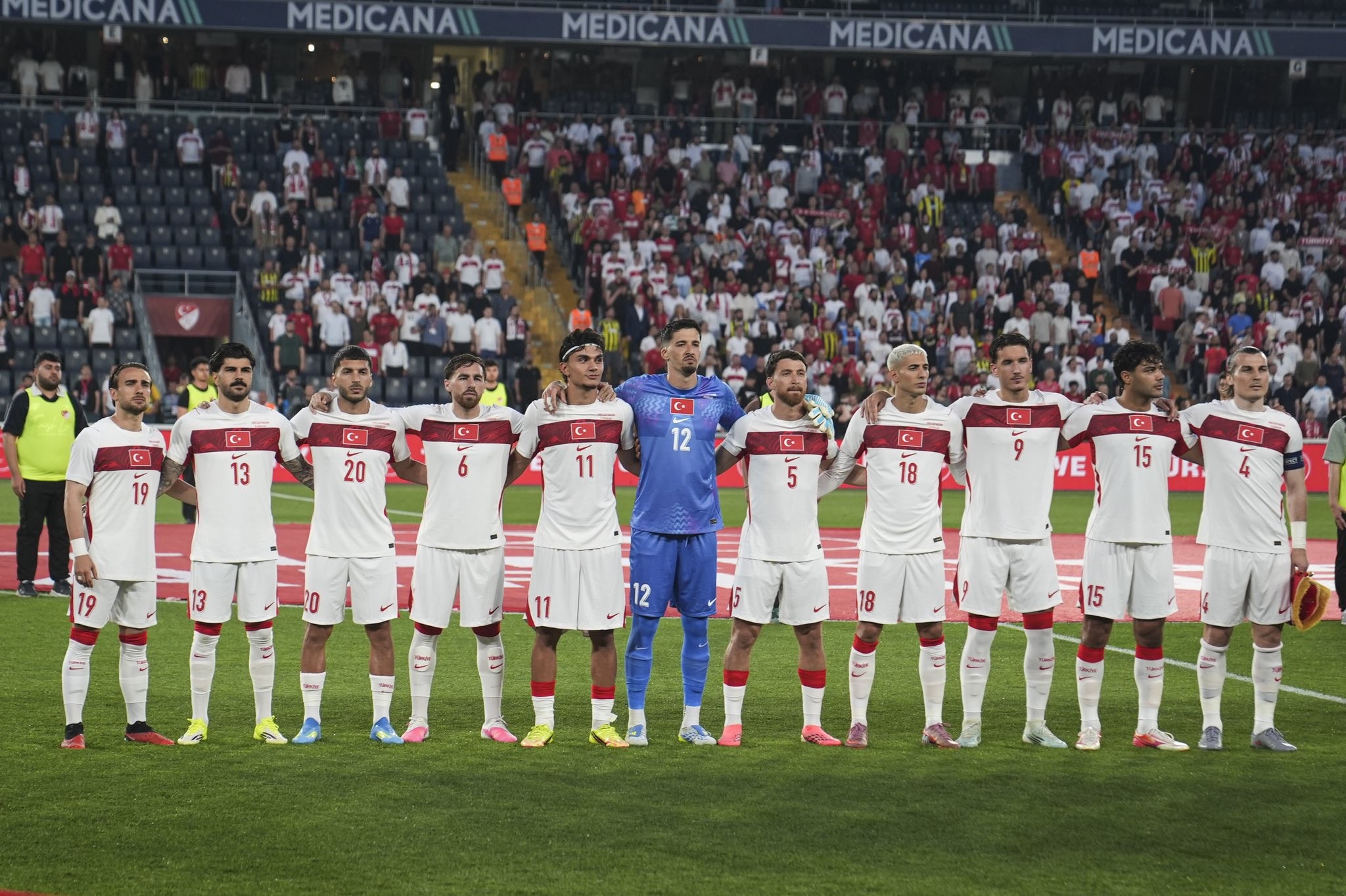 Jogadores da seleção da Turquia em campo durante um jogo.