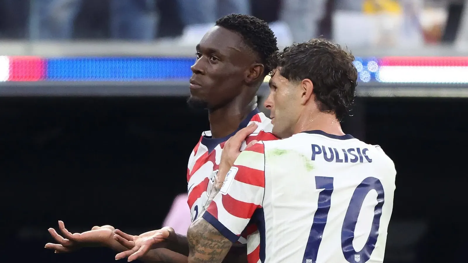 Jogadores da seleção dos Estados Unidos celebram um gol durante a partida contra o Paraguai na Copa do Mundo 2026.