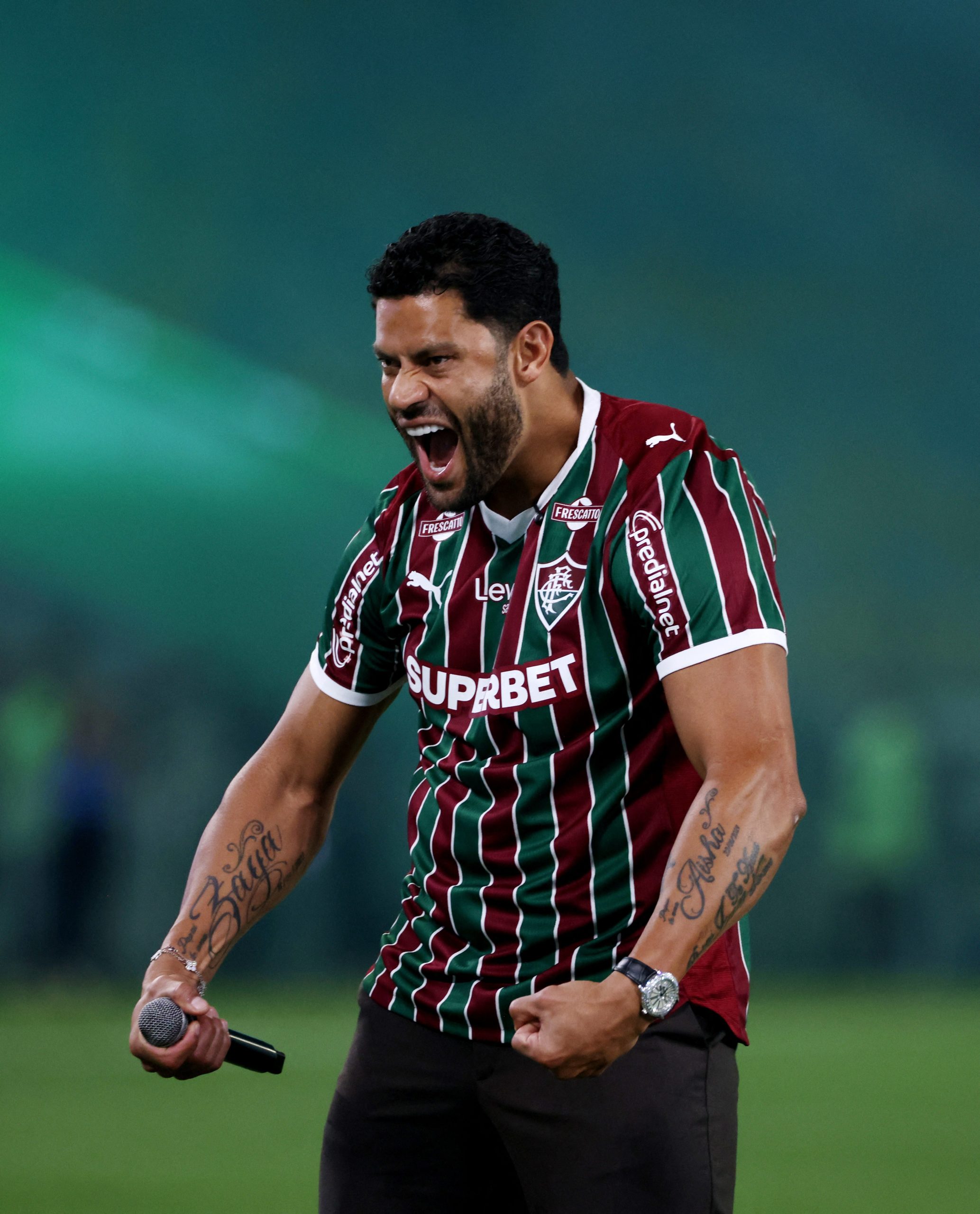 Hulk com a camisa do Fluminense