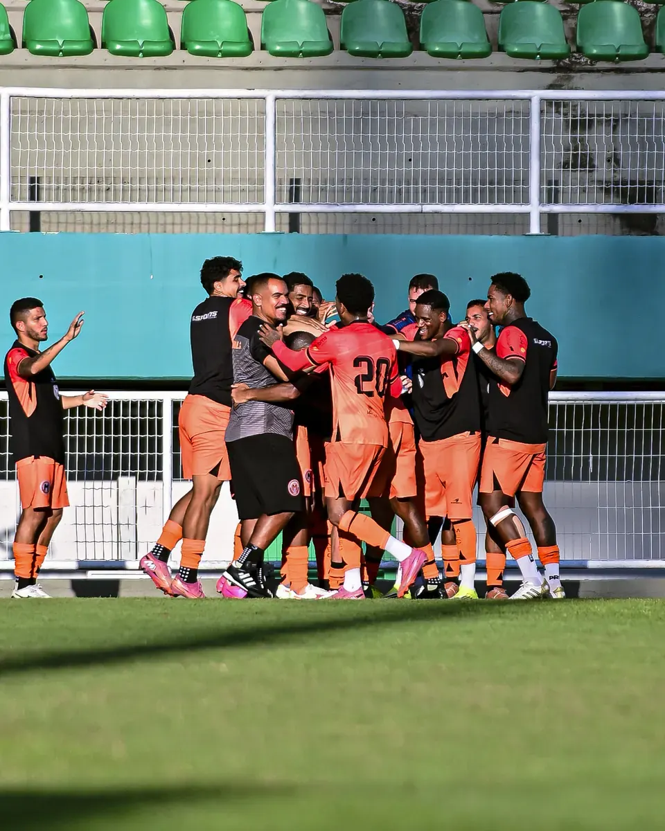 Jogadores do Manauara em ação em partida de futebol
