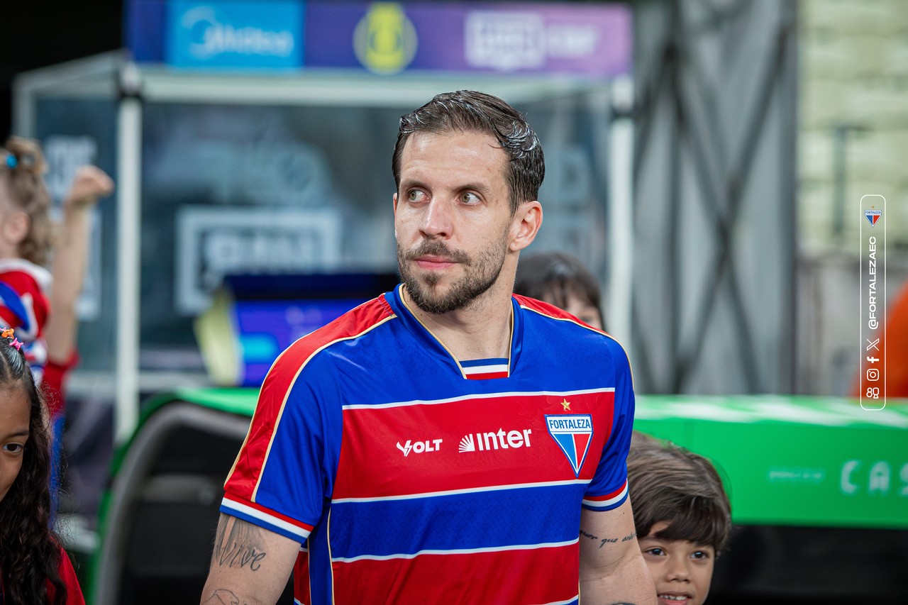 Lucas Sasha, volante do Fortaleza, em campo durante partida