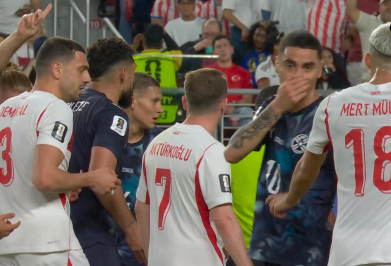 Jogador Miguel Almirón do Paraguai em ação durante a partida contra a Turquia na Copa do Mundo de 2026.