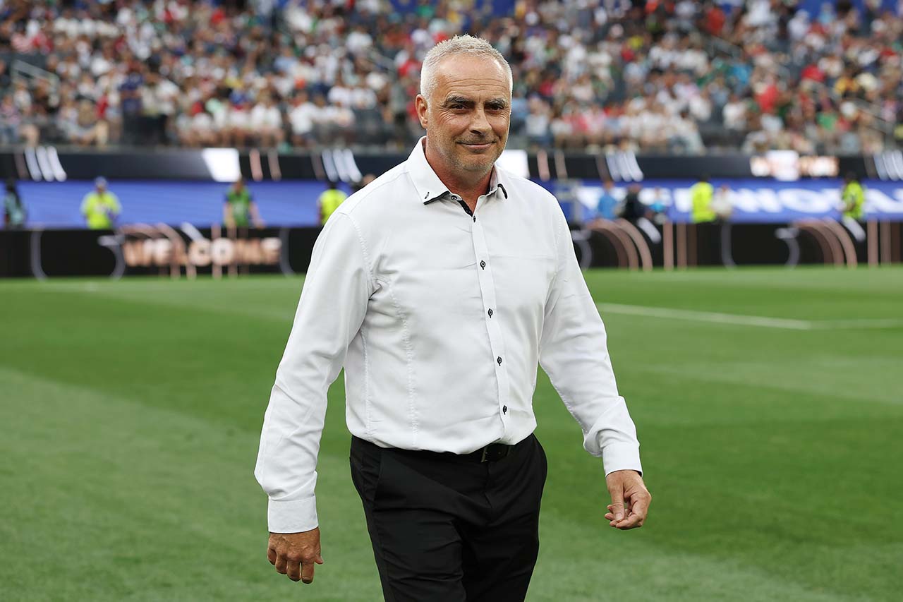 Técnico da Nova Zelândia, Darren Bazeley, observa o campo durante partida da Copa do Mundo.