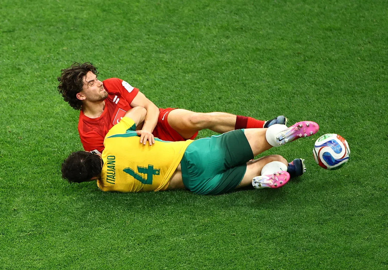Jacob Italiano, jogador da seleção australiana, comemora um gol durante a Copa do Mundo.