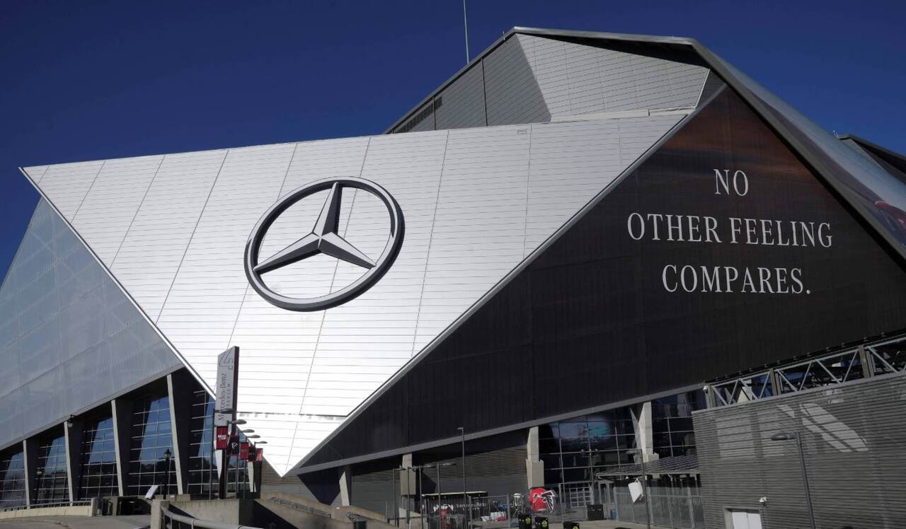 Imagem ilustrativa de um estádio moderno da Copa do Mundo de 2026, com áreas onde normalmente estariam logotipos de patrocinadores destacadas como vazias.