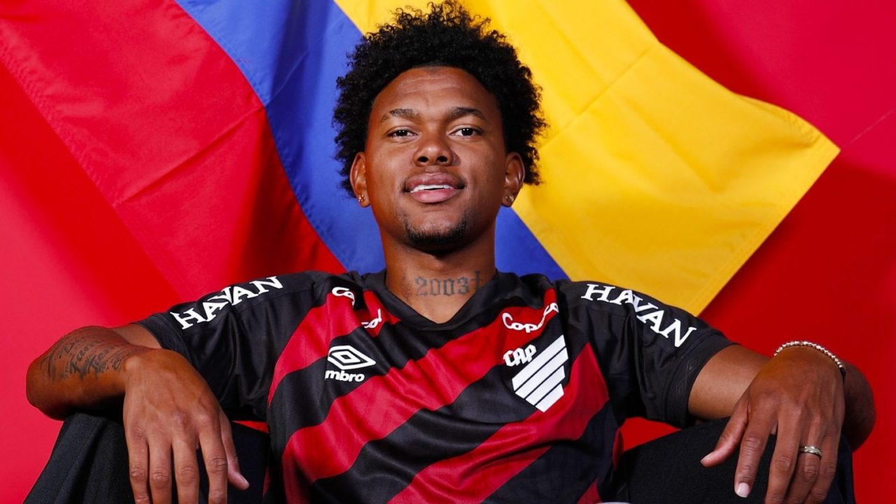 Athletico-PR anuncia a contratação do atacante colombiano Jorge Rivaldo