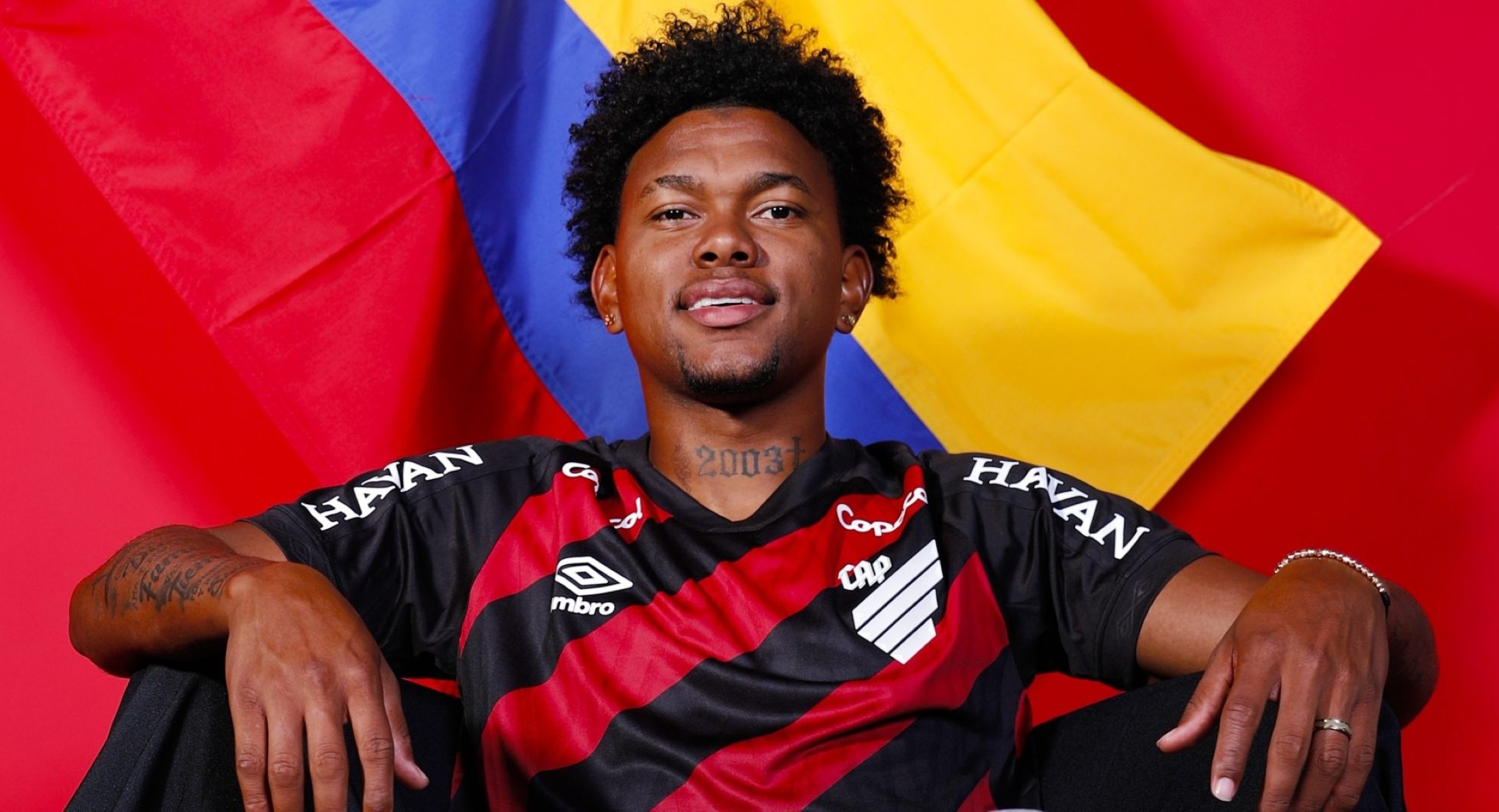 Jorge Rivaldo, novo atacante do Athletico-PR, em pose oficial com a camisa do clube.