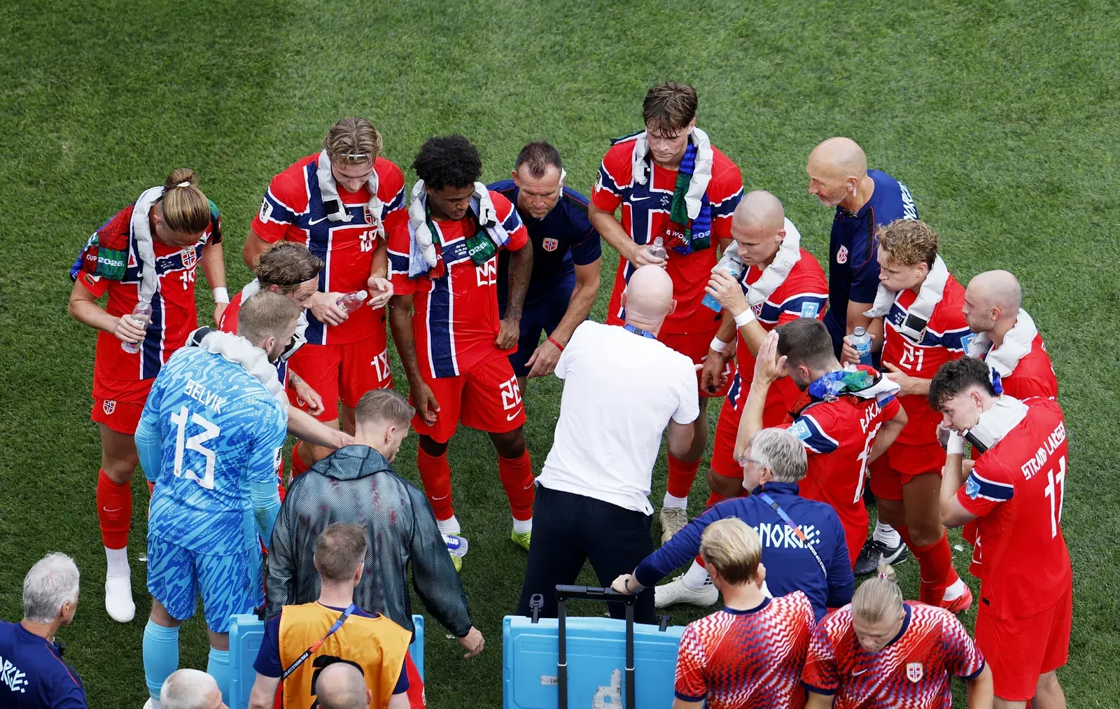 Jogadores reservas da seleção da Noruega em campo durante partida contra a França na Copa do Mundo 2026.