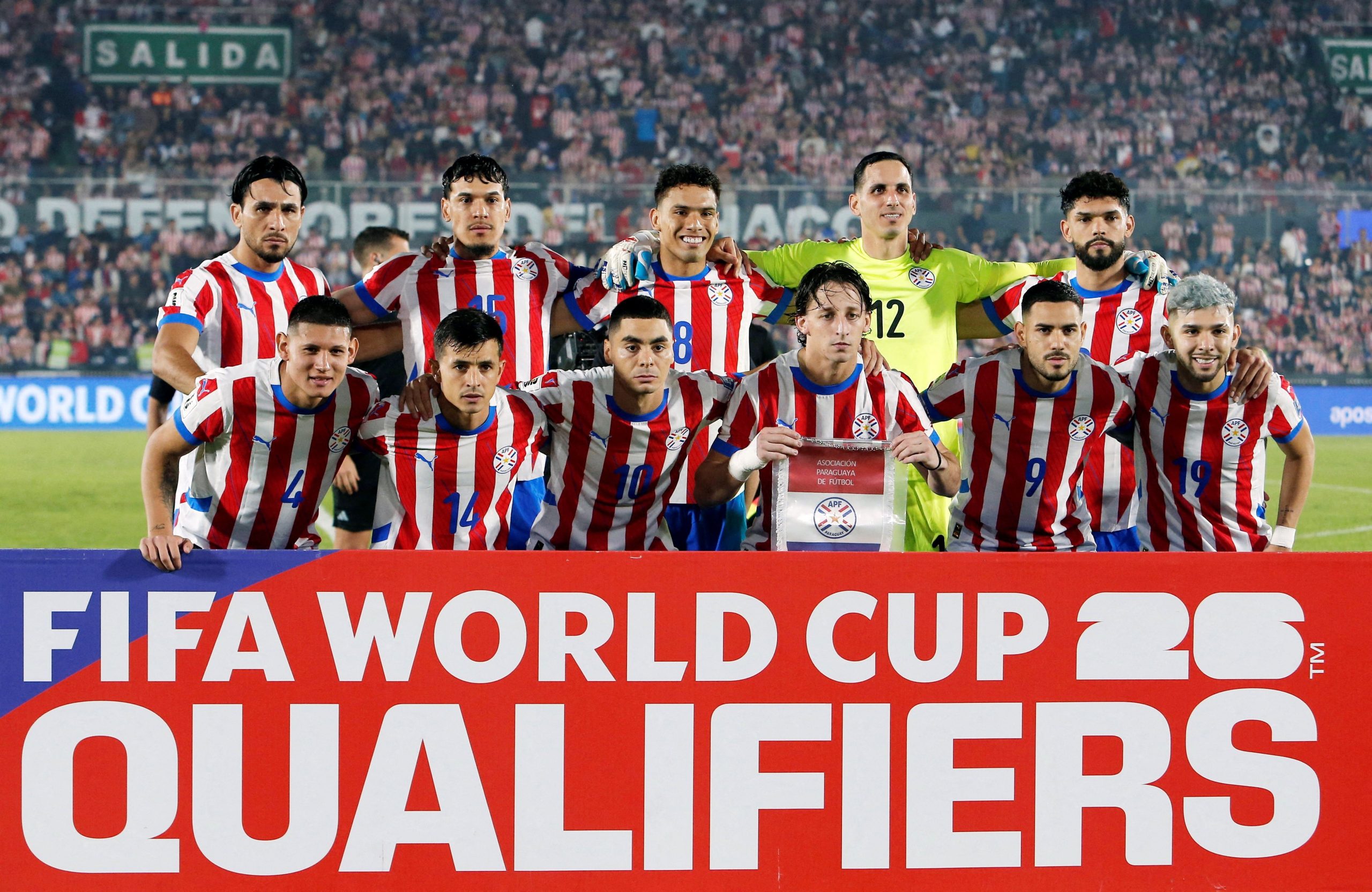 Jogador da seleção paraguaia de futebol em ação durante uma partida da Copa do Mundo.