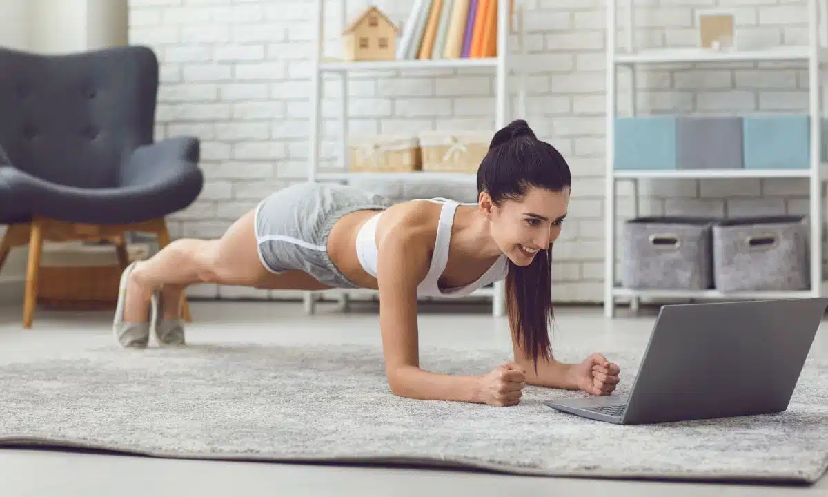 Nem todo treino exige movimento constante para ser eficaz. Exercícios isométricos, caracterizados pela sustentação de força em uma posição e
