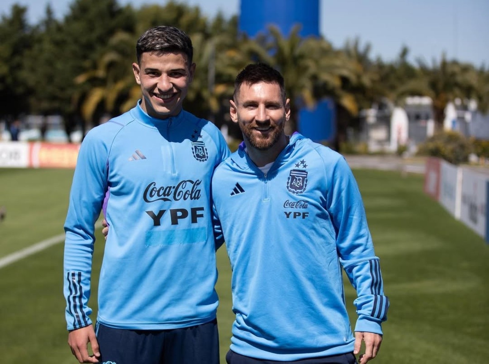 Lateral Lucas Esquivel em ação durante uma partida do Athletico-PR