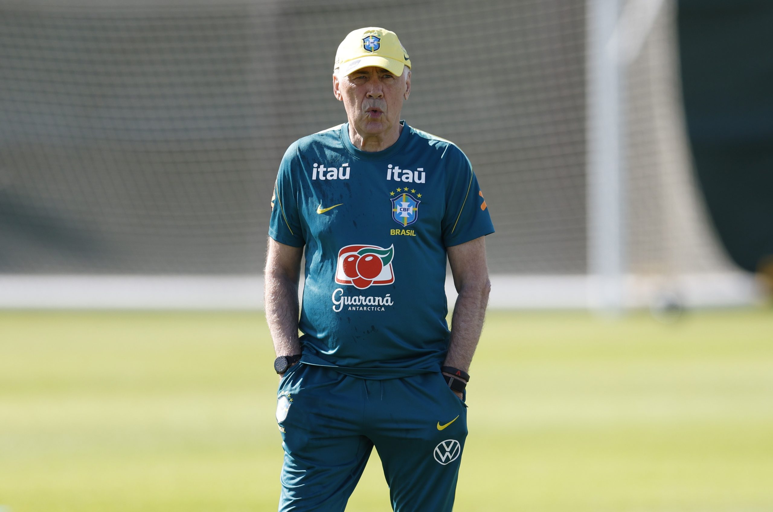 Carlo Ancelotti comanda um treino da Seleção Brasileira.