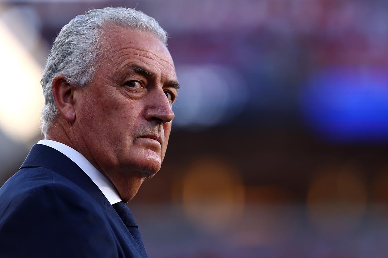 Gustavo Alfaro, técnico do Paraguai, observa o campo durante uma partida da Copa do Mundo.