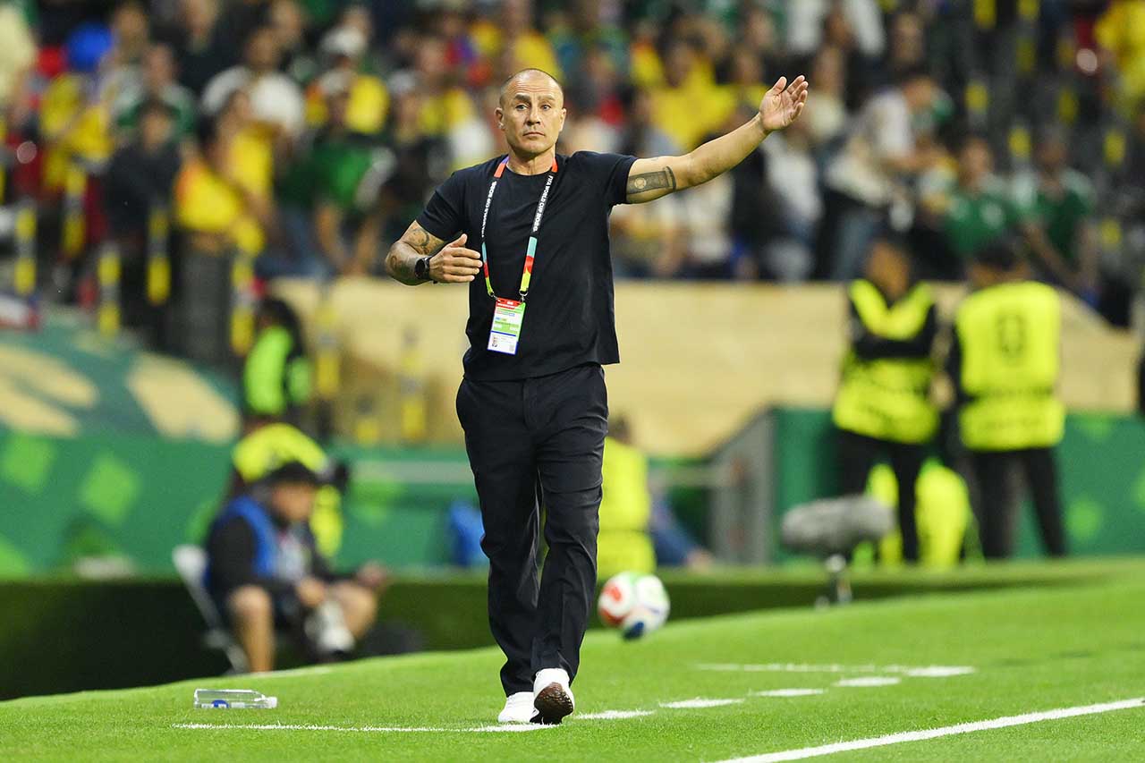 Fabio Cannavaro, técnico do Uzbequistão, observa a partida durante a Copa do Mundo.