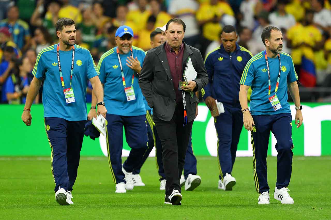 Técnico da Colômbia, Néstor Lorenzo, em momento de concentração.